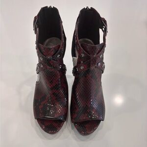 G by Guess Jasin Stylish Red and Black Women's Peep-Toe Snakeskin Heels Size 7.5